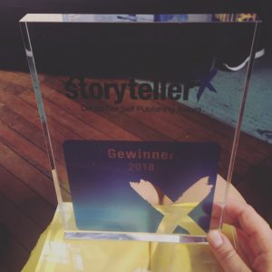 Der Kindle Storyteller X Award 2018 auf dem Schoß von Lemonbits