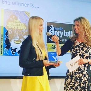 Lemonbits erhält den Storyteller X Award auf der Bühne des Lesezelts der Frankfurter Buchmesse